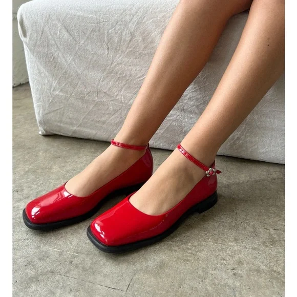 Lisa Says Gah Mia Mary Jane
$198 retail 
Color:
Red Patent - Picture 3 of 9